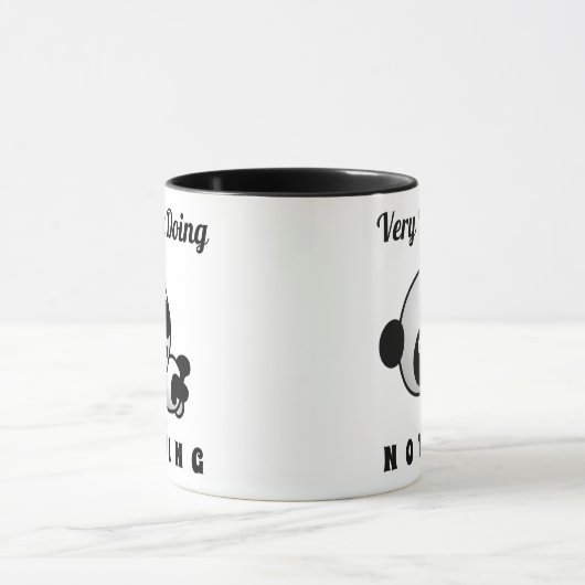 かわいい忙しパンダのユーモアを何もしおもしろいない マグカップ (中央)