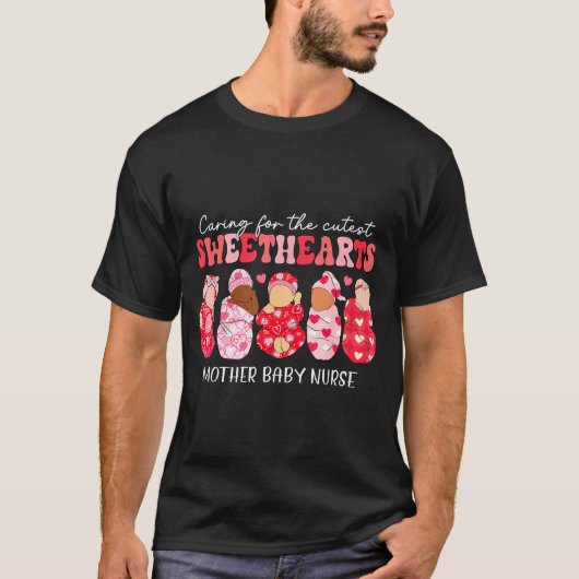 かわいい恋人たちのお世話をするママと赤ちゃんの看護師 Tシャツ (正面)