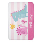 かわいい恐竜の女の子ピンクのストライプおもしろい名かわいい バスマット (正面縦)