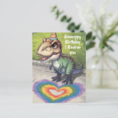 かわいい恐竜の虹色のハートが道に ポストカード (スタンド正面)