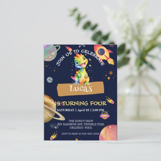 かわいい恐竜の虹色ギャラクシー宇宙誕生日パーティー ポストカード (スタンド正面)