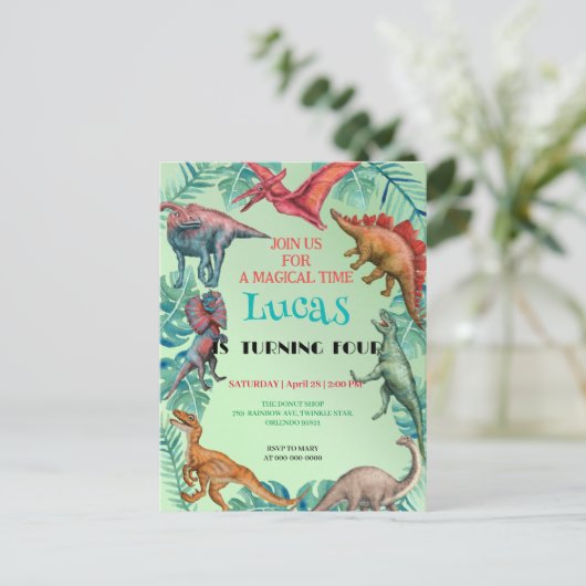 かわいい恐竜ジャングル 学校の子供たちの誕生日パーティー ポストカード (スタンド正面)