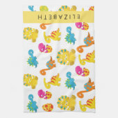 かわいい恐竜、恐竜のパターン、あなたの名前 キッチンタオル (縦)