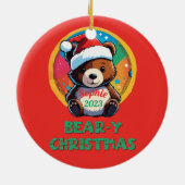 かわいい愛らしいかわいいチビ（小さくかわいく書いた感じ）クマyクリスマスベア セラミックオーナメント (裏面)