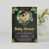 かわいい愛らしいナマケモノの黒板ベビーシャワー金ゴールド 箔招待状 (立ち正面)