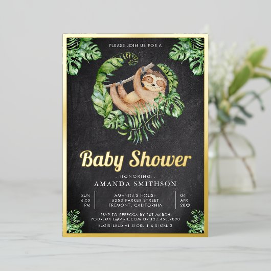 かわいい愛らしいナマケモノの黒板ベビーシャワー金ゴールド 箔招待状 (立ち正面)