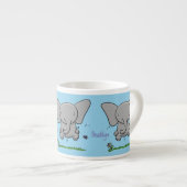かわいい愛らしいベビー象の漫画イラストレーション エスプレッソカップ (正面右)