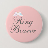 かわいい愛鳥の結婚式で指輪を運んで来る人 缶バッジ (正面)