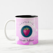 かわいい感謝と賛美いちごに名前を付ける ツートーンマグカップ (左)