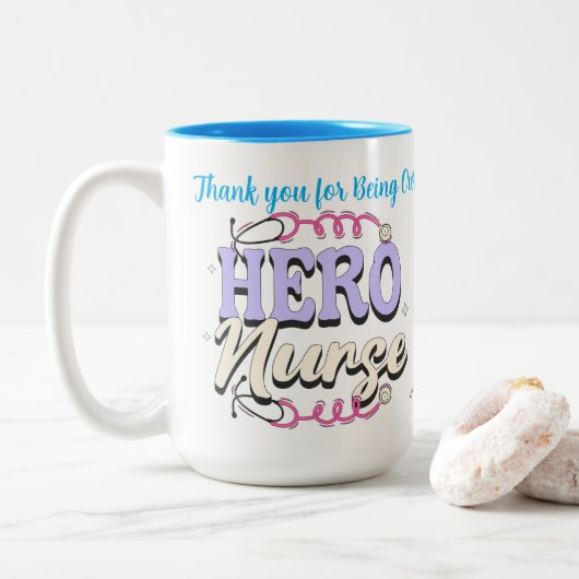 かわいい感謝ナースブルータイポグラフィパーソナライズ ツートーンマグカップ (ドーナツ)