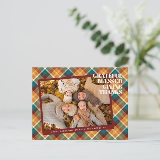 かわいい感謝祭のグリーティングオンプレイドホリデーカード ポストカード (スタンド正面)