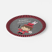 かわいい手品師の女の子は魔法の誕生会をからかいます ペーパープレート (アングル)