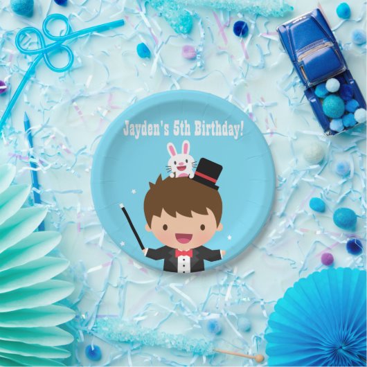 かわいい手品師の男の子は魔法の誕生会をからかいます ペーパープレート (パーティー)