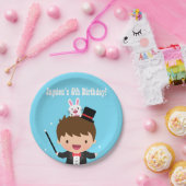かわいい手品師の男の子は魔法の誕生会をからかいます ペーパープレート (パーティー)