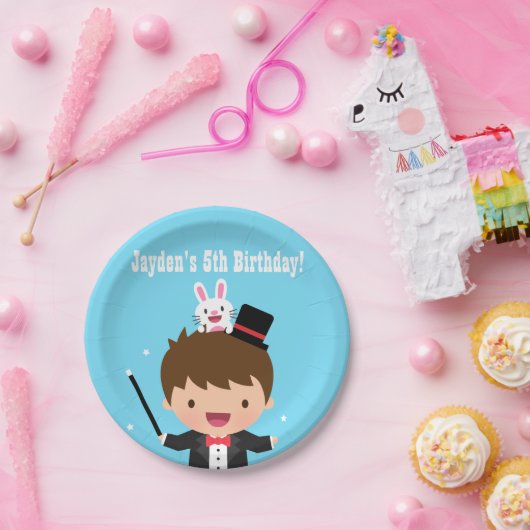 かわいい手品師の男の子は魔法の誕生会をからかいます ペーパープレート (パーティー)