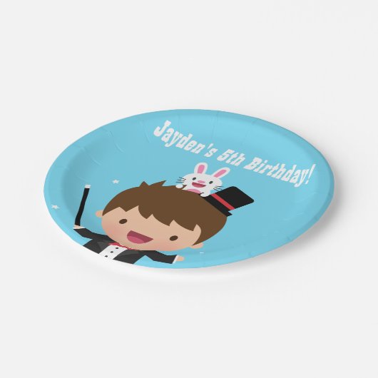 かわいい手品師の男の子は魔法の誕生会をからかいます ペーパープレート (アングル)
