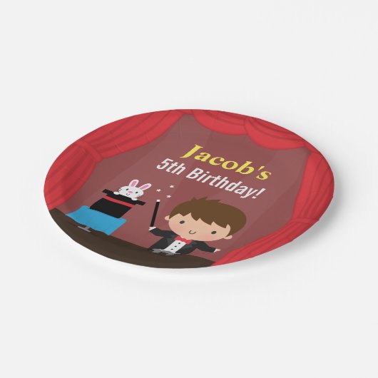 かわいい手品師は魔法の誕生会の供給をからかいます ペーパープレート (アングル)