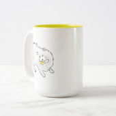 かわいい手描きのふわふわ白い犬が黄色いおもちゃを ツートーンマグカップ (正面左)