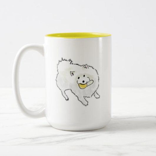 かわいい手描きのふわふわ白い犬が黄色いおもちゃを ツートーンマグカップ (左)