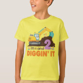 かわいい掘削機 私は2歳でそれを掘っています デザイン Tシャツ (正面)