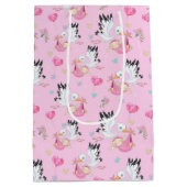 かわいい新生児の女の子とコウテイペンギン ミディアムペーパーバッグ (裏面)