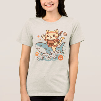 かわいい日本のかわいい侍猫がサメに乗っている トライブレンドTシャツ