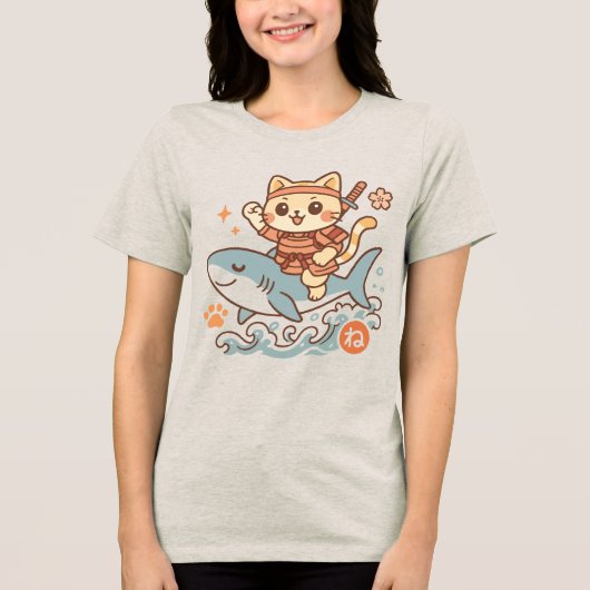 かわいい日本のかわいい侍猫がサメに乗っている トライブレンドTシャツ (正面)