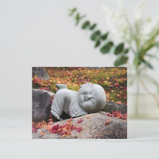 かわいい日本の僧侶の置物と紅葉 ポストカード (スタンド正面)