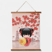 かわいい日本の芸者、赤いさくらこけし人形 吊り下げ型タペストリー (正面)