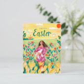 かわいい春の女性チューリップフィールドイースター シーズンポストカード (スタンド正面)