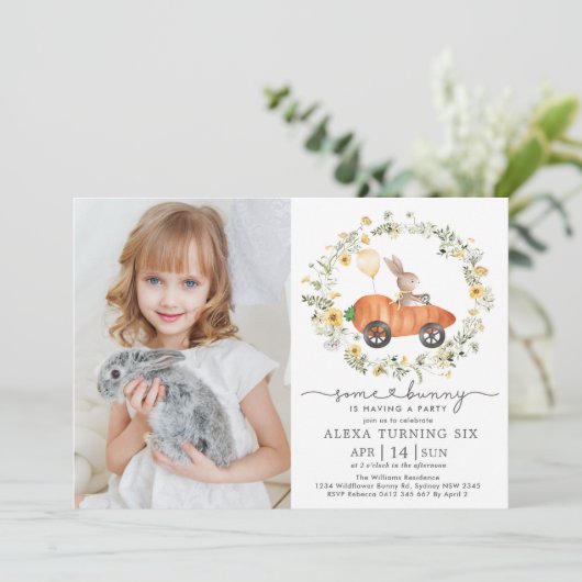 かわいい春バニーラビットワイルドフラワー誕生日写真 招待状 (スタンド正面)