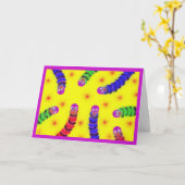 かわいい暖かいファジーワームのファジー勇気付けられる カード (黄色い花)