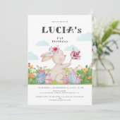 かわいい曇りライトブルーイースターバニーベビー誕生日 招待状 (スタンド正面)