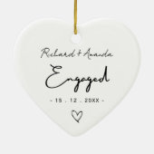 かわいい最初のクリスマスエンゲージメント ミニマル セラミックオーナメント (裏面)