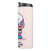 かわいい本の山に猫パーソナライズされた|過去記事 タンブラー (回転右)