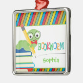 かわいい本の虫が本に座るパーソナライズされた メタルオーナメント (左)