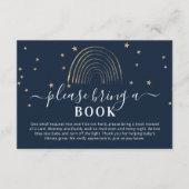 かわいい本を持って行く金ゴールドレインボー&スターベビーシャワー エンクロージャーカード (正面)