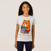 かわいい本を読むクマのカワイイデザイン Tシャツ (正面フル)