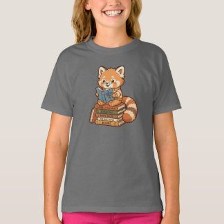 かわいい本を読むレッサーパンダのイラスト Tシャツ