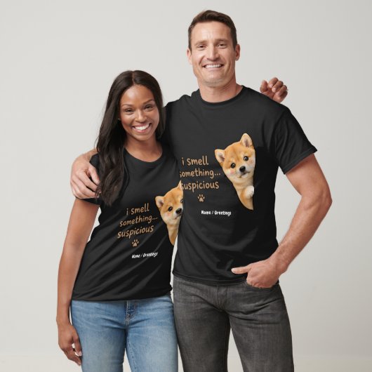 かわいい柴犬の子犬 楽しいにおいのフレーズ かわいい犬 Tシャツ (ユニセックス)