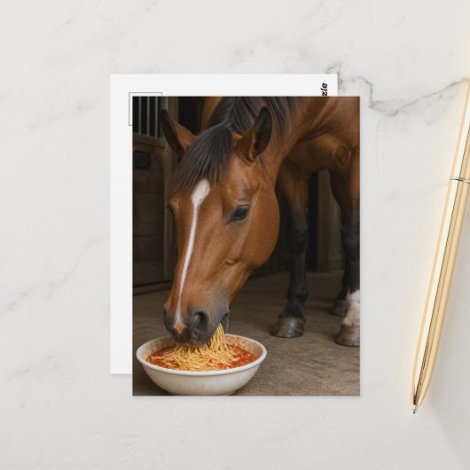 かわいい栗毛の馬がスパゲッティを食べている ポストカード (正面/裏面インサイチュ)