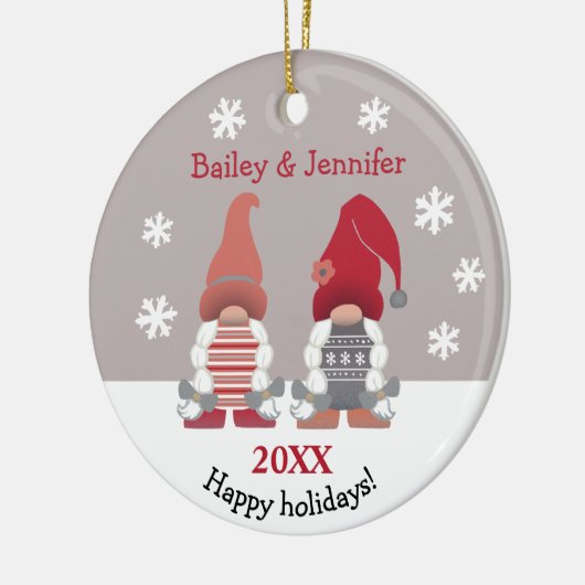 かわいい格言ハッピーホリデーズノルディックレッドピンクグレー セラミックオーナメント (左)