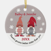 かわいい格言ベター姉妹赤ピンクグレーホワイト セラミックオーナメント (正面)