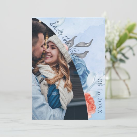 かわいい桃の青いフローラ写真結婚式の日付を保存 案内状 (スタンド正面)