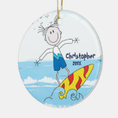 かわいい棒の姿のサーファーの男の子のクリスマスのオーナメント セラミックオーナメント (左)
