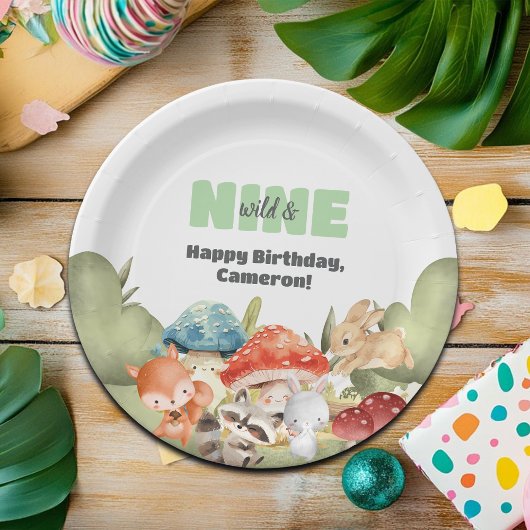 かわいい森の動物の9歳の誕生日パーティー ペーパープレート