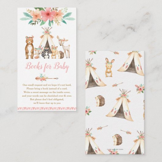 かわいい森林動物フローラが本を持ってベビー エンクロージャーカード (正面/裏面)
