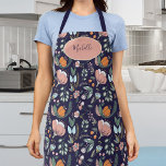 かわいい植物性パステル花のパターン名navy エプロン<br><div class="desc">春かわいらしフローラピンク、オレンジ、セージフェミニングリーンのネイビーパターン(の模様が)あるエプロンと名前または文字の赤面ピンクの楕円形の幾何学形状。</div>