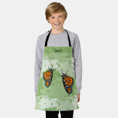 かわいい様式化（昆虫）オオカバマダラ、モナークバタフライグリーンキッズエプロン エプロン (着用した状態)