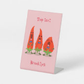 かわいい歌う唐辛子の漫画イラストレーション 台座サイン (正面)